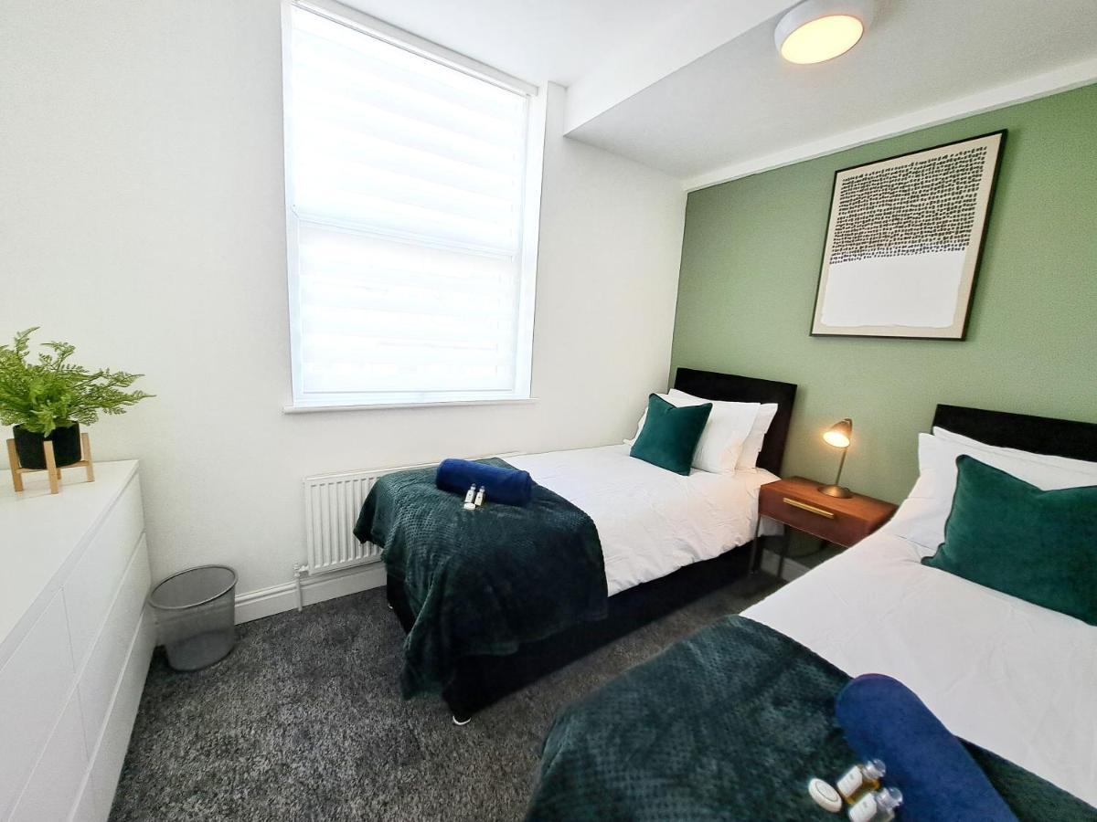 Bright 3 Bed Apartment With Terrace, Free Parking On Premises Watford  Exterior foto