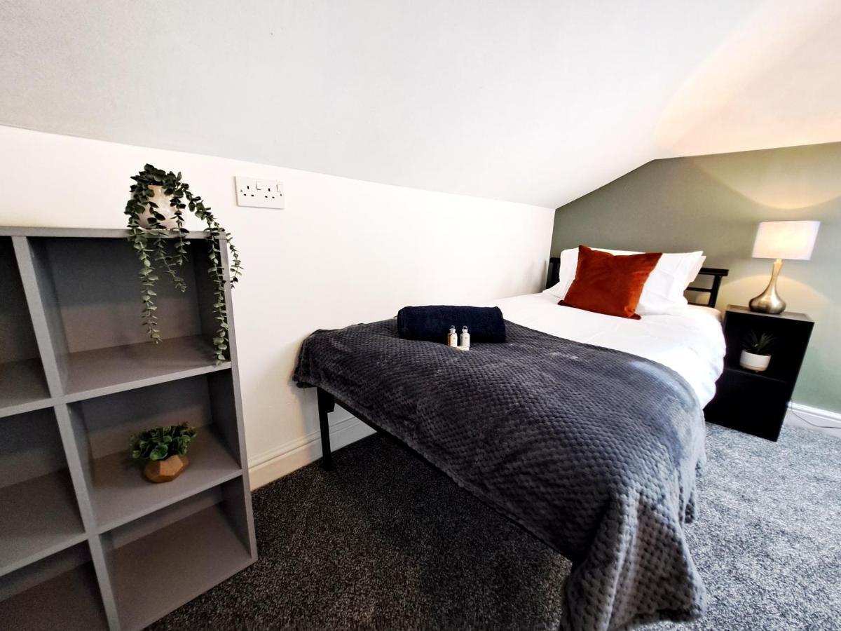 Bright 3 Bed Apartment With Terrace, Free Parking On Premises Watford  Exterior foto