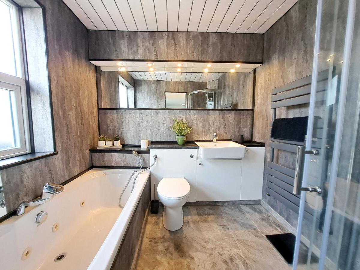 Bright 3 Bed Apartment With Terrace, Free Parking On Premises Watford  Exterior foto